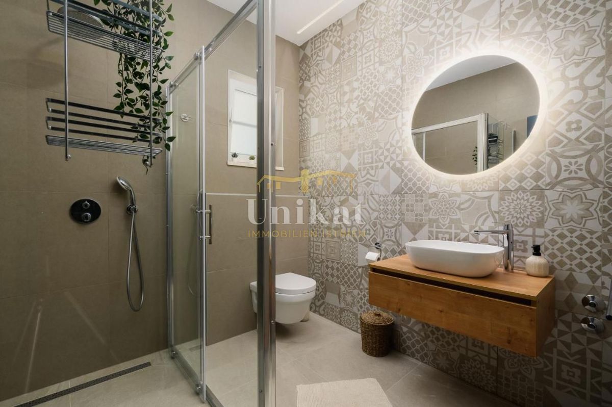 Vila z dvema stanovanjski enotama - pogled na morje